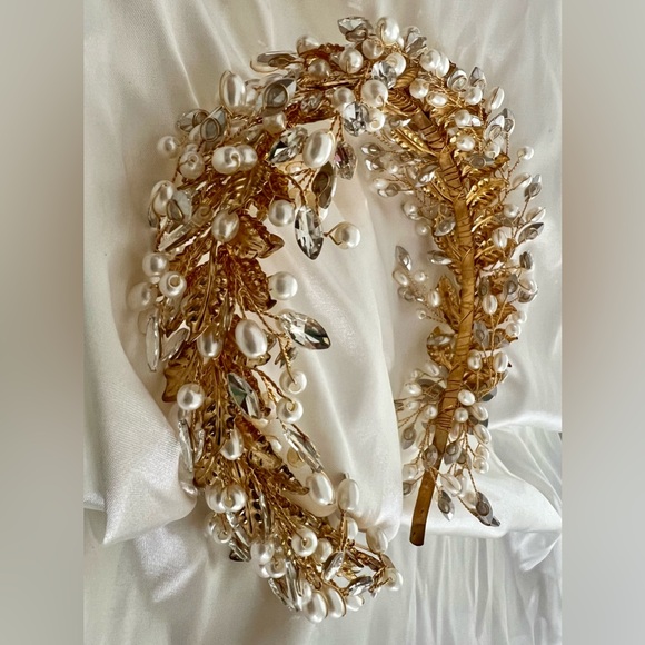 Luxury Gold Bridal Headpiece with Pearls and Crystals - Picture 2 of 4